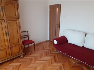 Apartament 3 camere, decomandat, utilat, mobilat. str. Titulescu