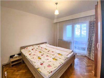 Apartament 3 camere, decomandat, mobilat, utilat, str. Titulescu.