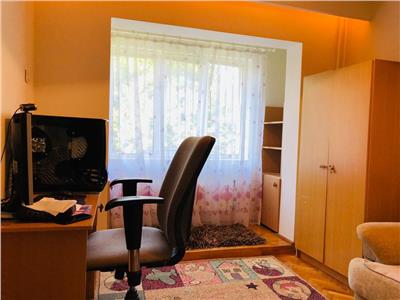 Apartament 4 camere, decomandat, mobilat, zona UMF.