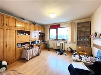 Apartament 3 camere Decomandat, etaj intermediar, zona BIG