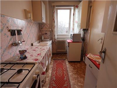 Apartament 3 camere, decomandat, mobilat, utilat, str. Primaverii.
