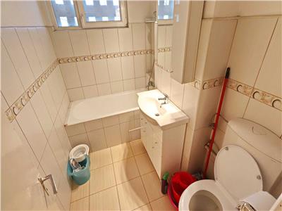 Apartament 3 camere, decomandat, mobilat, utilat, str. Primaverii.