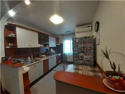 Apartament 2 camere, decomandat, mobilat, utilat, Între Lacuri.