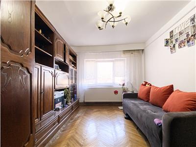 Apartament 3 camere, 2 bai, decomandat, mobilat, bd. N.Titulescu.
