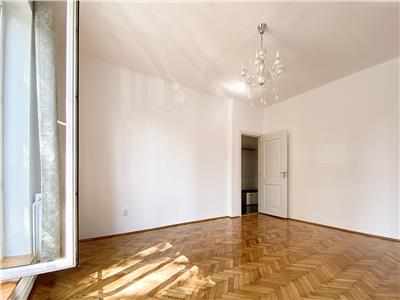 Apartament 2 camere în vila, recent renovat, zona Parcul Central.