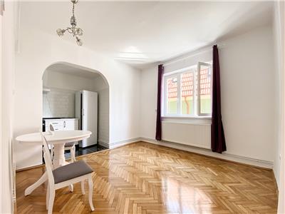 Apartament 2 camere în vila, recent renovat, zona Parcul Central.