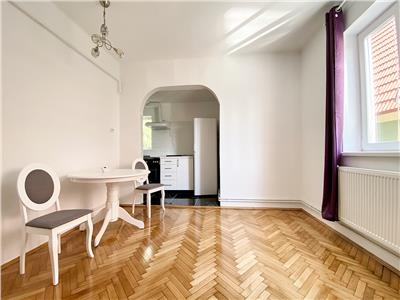 Apartament 2 camere în vila, recent renovat, zona Parcul Central.