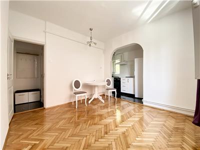 Apartament 2 camere în vila, recent renovat, zona Parcul Central.