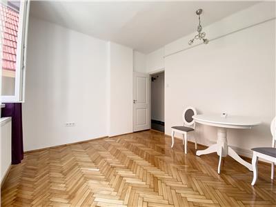 Apartament 2 camere în vila, recent renovat, zona Parcul Central.