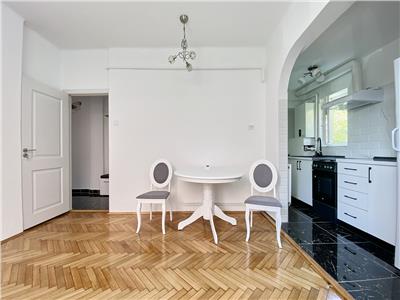 Apartament 2 camere în vila, recent renovat, zona Parcul Central.