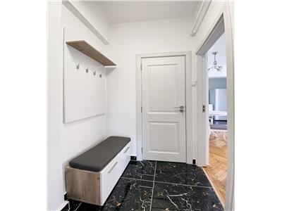 Apartament 2 camere în vila, recent renovat, zona Parcul Central.