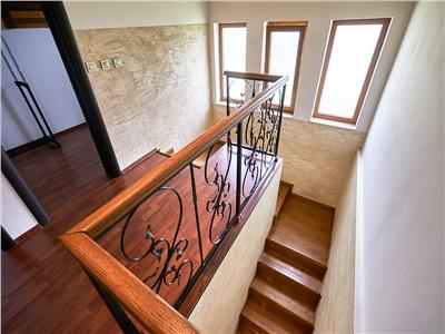 Casa individuala cu 7 camere, S209mp+1200 teren, Floresti
