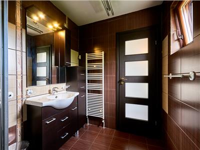 Casa individuala cu 7 camere, S209mp+1200 teren, Floresti
