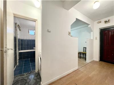 Apartament 2 camere, decomandat, zona Hotel Royal.