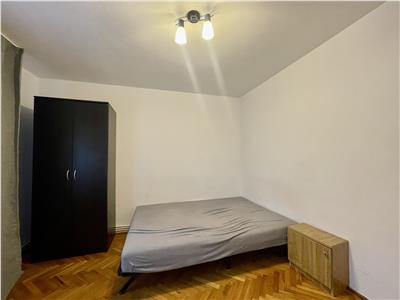Apartament 3 camere, decomandat, mobilat, zona UMF.