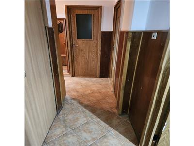Apartament 3 camere, S 64 mp + 2 balcoane, decomandat, Lacul Ro?u.