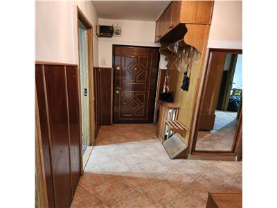 Apartament 3 camere, S 64 mp + 2 balcoane, decomandat, Lacul Roșu.