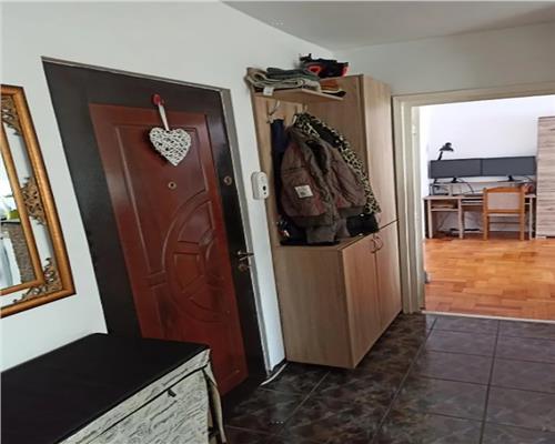 Apartament 2 camere, decomandat, Plopilor.
