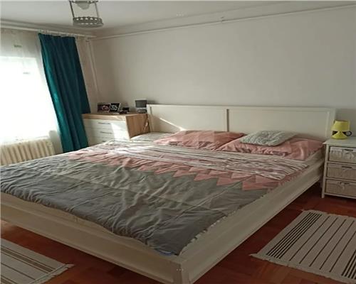 Apartament 2 camere, decomandat, Plopilor.
