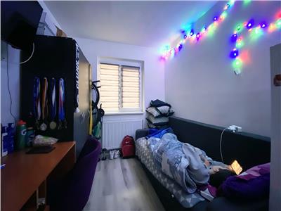 Apartament 3 camere, etaj 2/4, str. Oasului