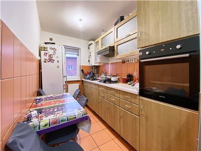 Apartament 3 camere, etaj 2/4, str. Oasului