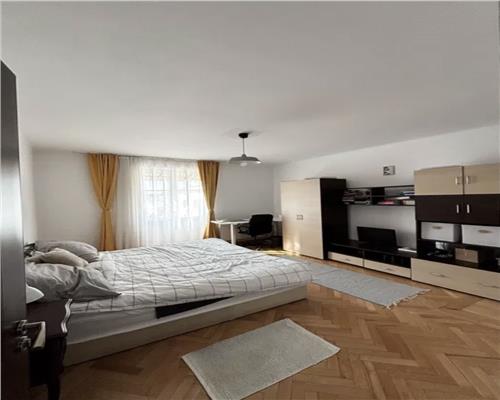 Apartament 2 camere, decomandat, zona The Office.