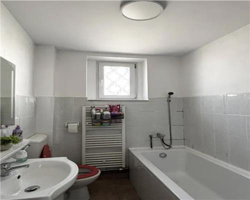 Apartament 2 camere, decomandat, zona The Office.