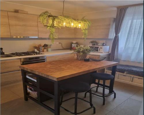 Apartament 4 camere, decomandat, parcare, boxa, Intre Lacuri.
