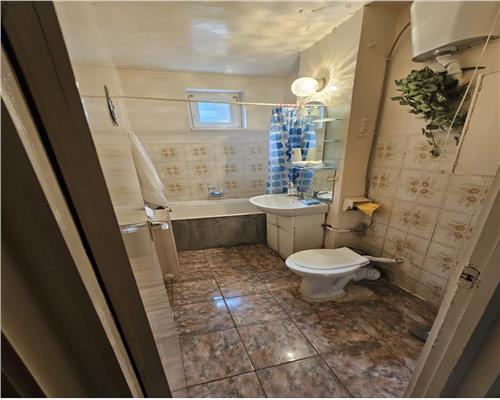 Apartament 3 camere, decomandat, S 61 mp + balcon,  Gheorghieni.