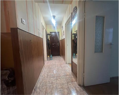 Apartament 3 camere, decomandat, S 61 mp + balcon,  Gheorghieni.