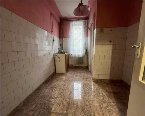 Apartament 3 camere, decomandat, S 61 mp + balcon,  Gheorghieni.