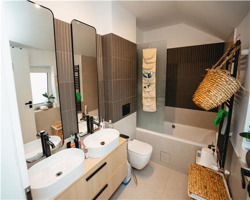 Casa tip Duplex, 5 camere, Lux, Cartierul Europa.