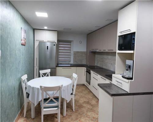 Apartament 4 camere, decomandat, zona Golden Tulip.