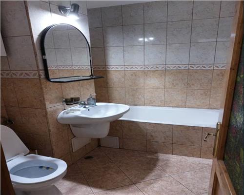 Apartament 4 camere, decomandat, zona Golden Tulip.