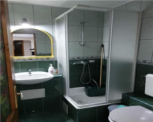 Apartament 4 camere, decomandat, zona Golden Tulip.