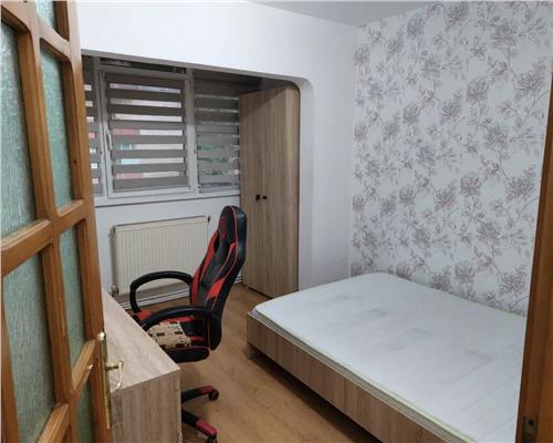 Apartament 4 camere, decomandat, zona Golden Tulip.
