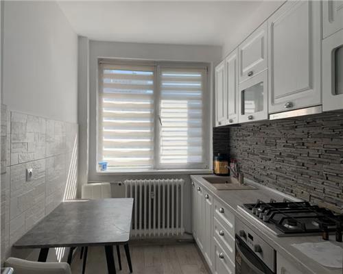 Apartament 3 camere, decomandat, zona centrala.