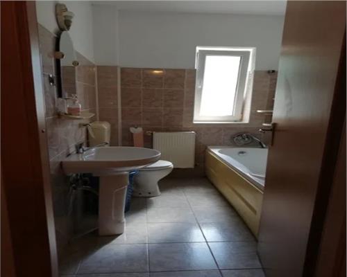 Apartament 2 camere, decomandat, parcare, Frunzisului.