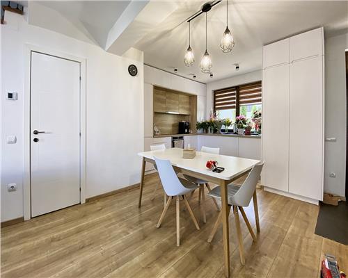 Casa tip Triplex, 5 camere, ultrafinisata,  Europa.