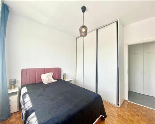 Apartament 3 camere, decomandat, parcare, Central.