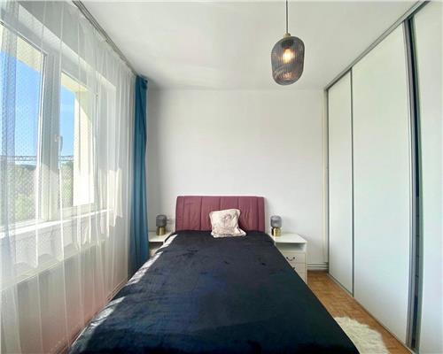 Apartament 3 camere, decomandat, parcare, Central.