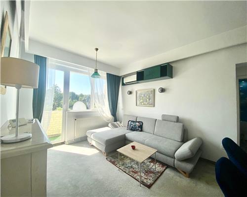 Apartament 3 camere, decomandat, parcare, Central.