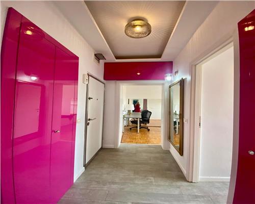 Apartament 3 camere, decomandat, parcare, Central.