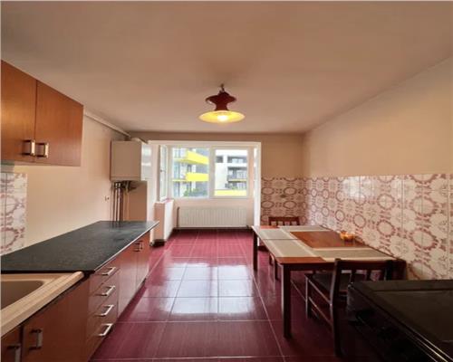 Apartamen3 camere, decomandat, Semicentral.