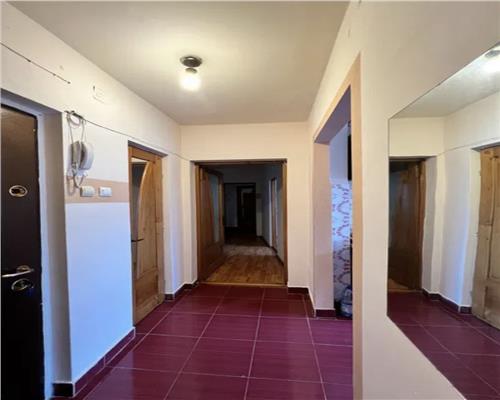 Apartamen3 camere, decomandat, Semicentral.