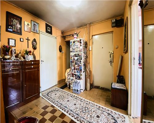 Apartament 4 camere, 2 bai, etaj 2/4, str. Lacul Rosu