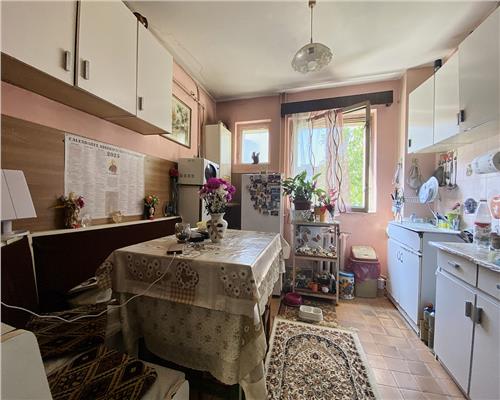 Apartament 4 camere, 2 bai, etaj 2/4, str. Lacul Rosu