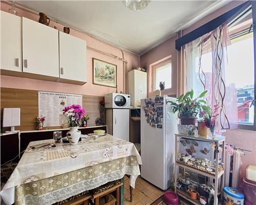 Apartament 4 camere, 2 bai, etaj 2/4, str. Lacul Rosu