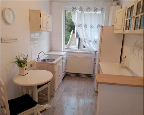 Apartament 2 camere, bloc tip vila, recent renovat, zona Parcul Central.