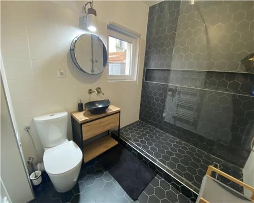 Apartament 2 camere, decomandat, parcare, curte, Borhanci.